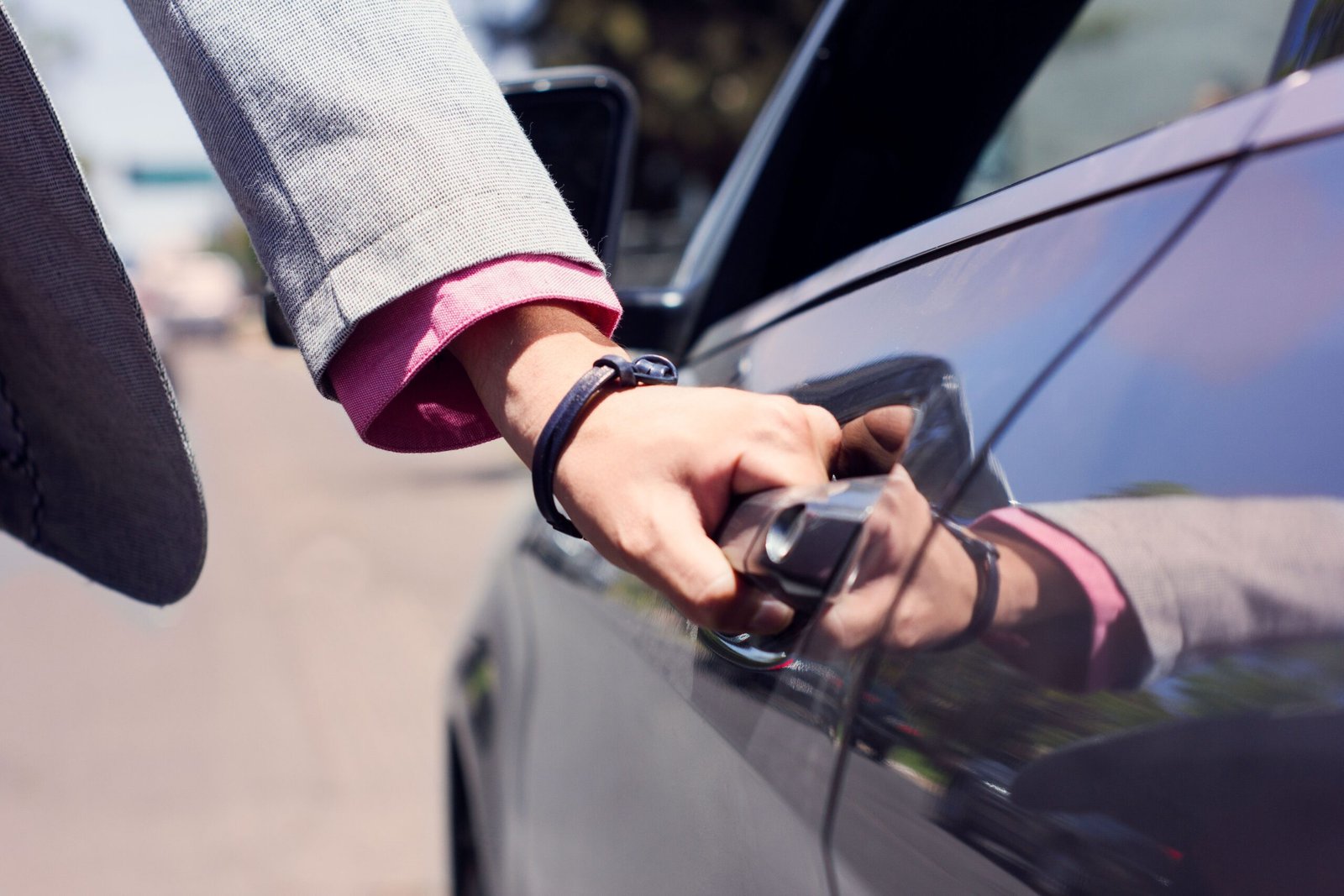 Auto Locksmith Leigh: What Happens If You Lose Your Only Car Key? 2 opening car door handle